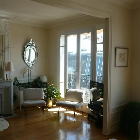 Spacious Cocoon With Balcony Apartment Paris